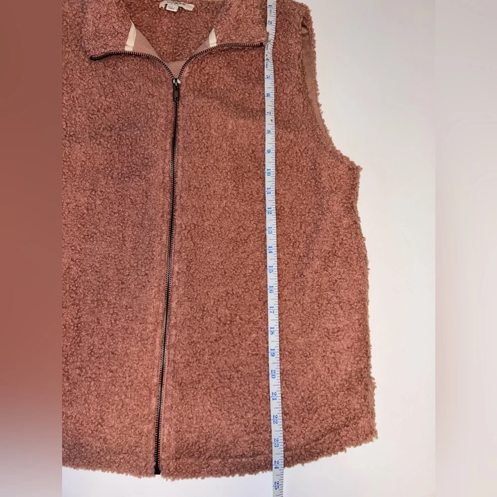UMGEE dusty rosy, peach “Teddy” sleeveless, zip‎ up vest- sz Medium - Picture 10 of 10